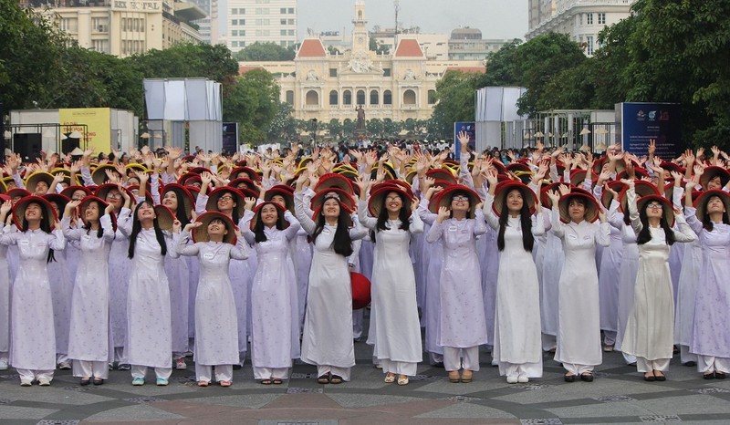 Hơn 3.000 người đồng diễn  áo dài 'Tôi yêu Việt Nam' - ảnh 8