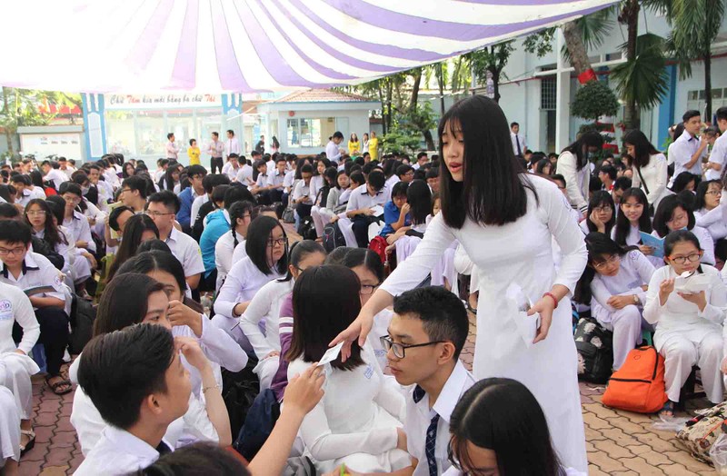 Nhấn vào ảnh để phóng to Thầy trò THPT Nguyễn Du góp quỹ 'Vì Trường Sa thân yêu' - ảnh 7