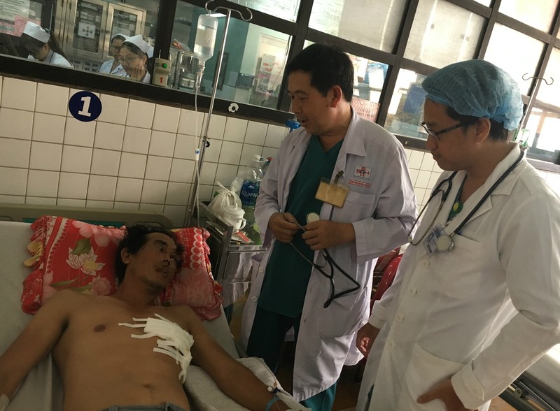 Các bác sĩ đang thăm khám cho anh N. tại BV đa khoa Sài Gòn. Ảnh: HL