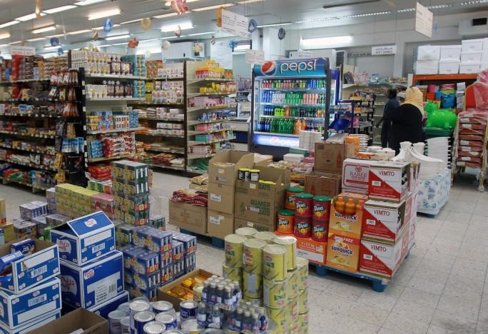 H&agrave;ng h&oacute;a trong một si&ecirc;u thị ở Doha (Qatar) ng&agrave;y 7-6. Ảnh: REUTERS