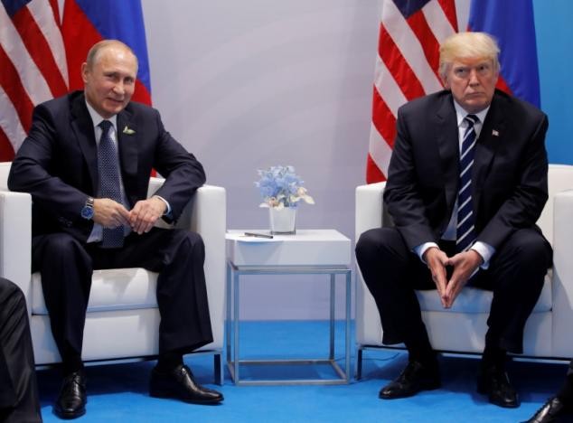 Tổng thống Nga Putin (trái) và Tổng thống Mỹ Trump trong cuộc gặp lần đầu tại Hamburg (Đức) ngày 7-7. Ảnh: REUTERS