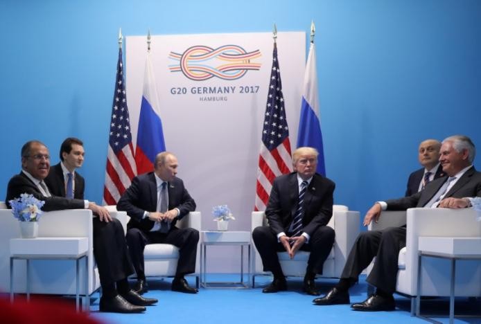 Cùng tham dự cuộc gặp có Ngoại trưởng Nga Sergei Lavrov (trái) và Ngoại trưởng Mỹ Rex Tillerson. Ảnh: REUTERS