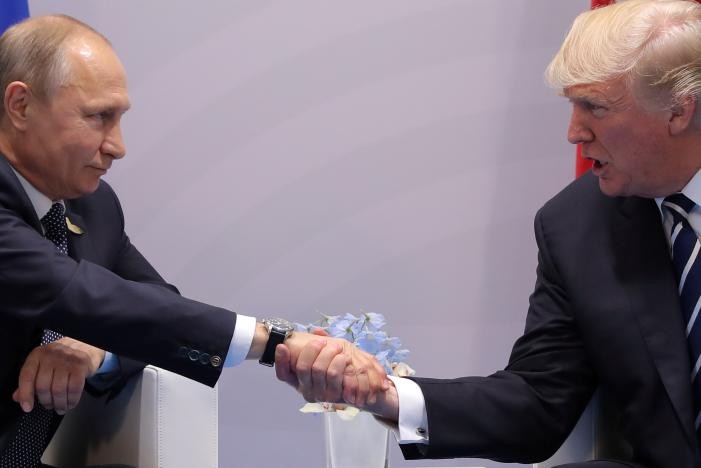 Tổng thống Nga Putin và Tổng thống Mỹ Trump gặp nhau lần đầu tại Hamburg (Đức) ngày 7-7. Ảnh: REUTERS