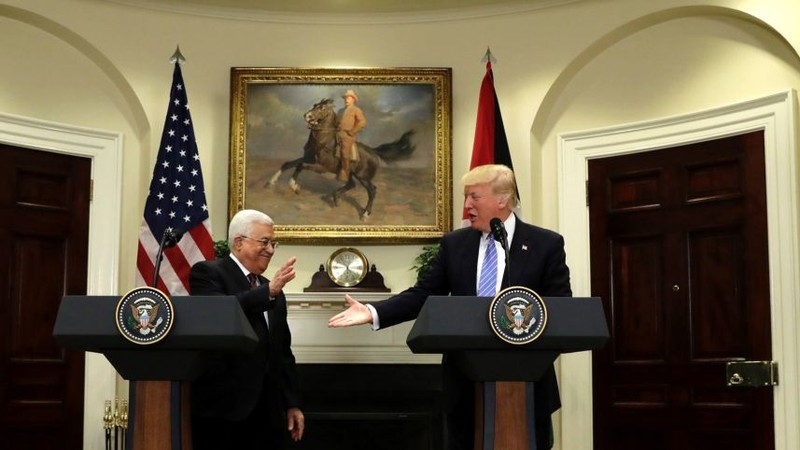 Tổng thống Abbas (tr&aacute;i) gặp Tổng thống Trump tại Nh&agrave; Trắng ng&agrave;y 3-5. Ảnh: AP