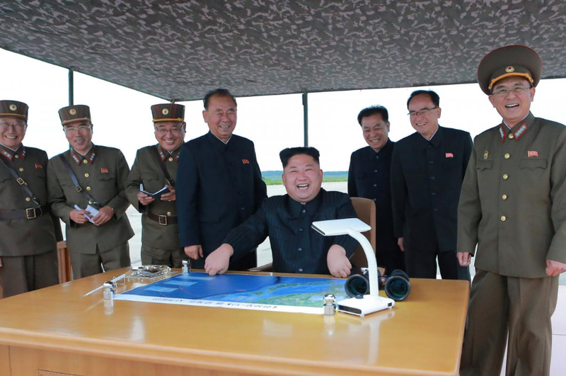 Lãnh đạo Triều Tiên Kim Jong-un theo dõi vụ phóng tên lửa mới nhất ngày 28-8. Ảnh: REUTERS