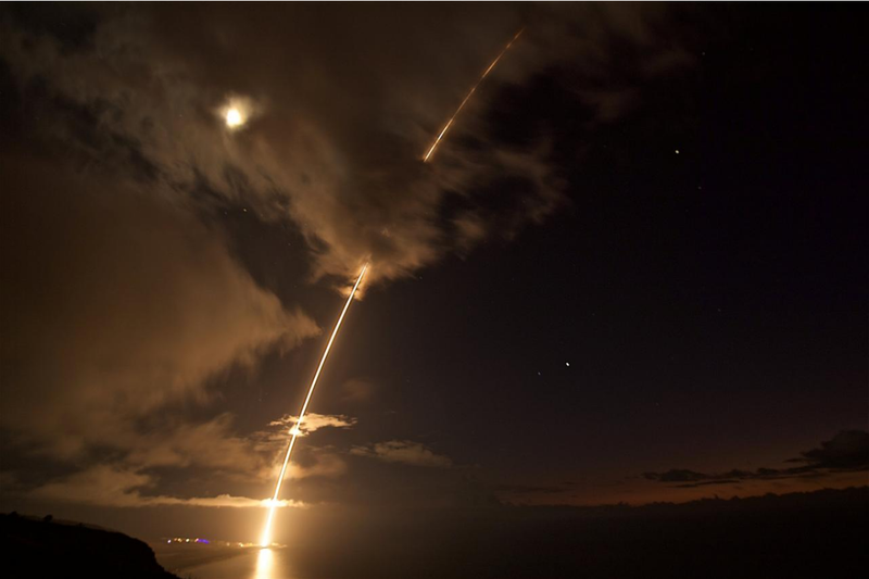 Một tên lửa đạn đạo tầm trung được phóng từ Cơ sở Trận địa Tên lửa Thái Bình Dương trước khi bị đánh chặn bởi tên lửa phòng thủ Standard Missile-6 được phóng từ tàu khu trục trang bị tên lửa dẫn đường USS John Paul Jones ở Hawaii, ngày 29-8. Ảnh: REUTERS