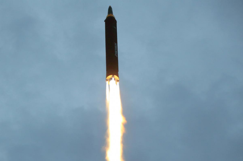 Tên lửa đạn đạo tầm trung Hwasong-12 của Triều Tiên trong vụ thử ngày 28-8. Ảnh: REUTERS