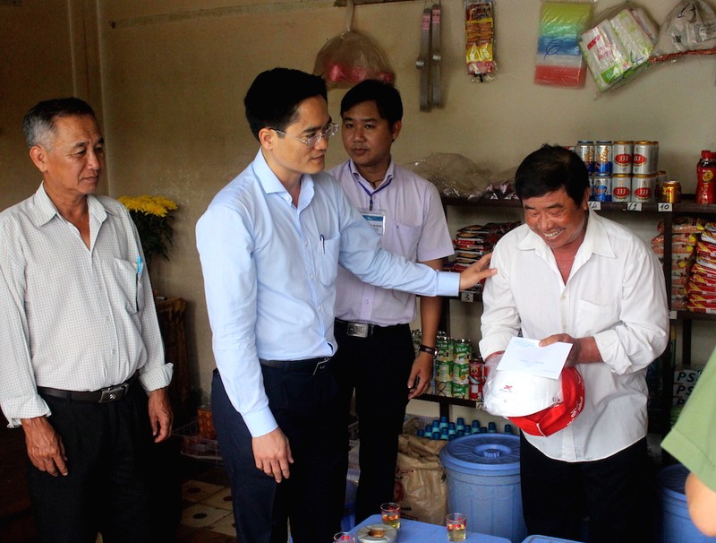 Thăm hỏi, tặng quà nạn nhân, gia đình nạn nhân TNGT - ảnh 9