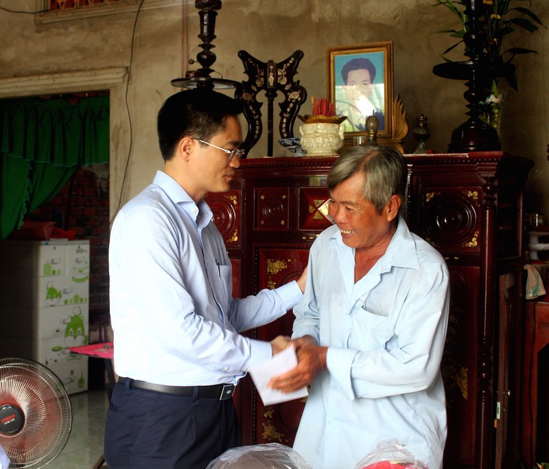 Thăm hỏi, tặng quà nạn nhân, gia đình nạn nhân TNGT - ảnh 8