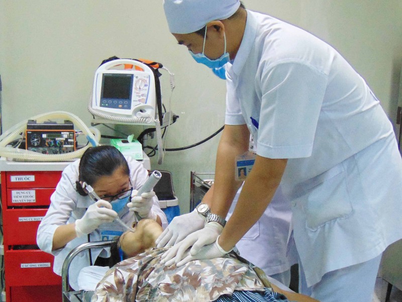 Bác sĩ và điều dưỡng đang cấp cứu bệnh nhân. Ảnh: TRẦN NGỌC