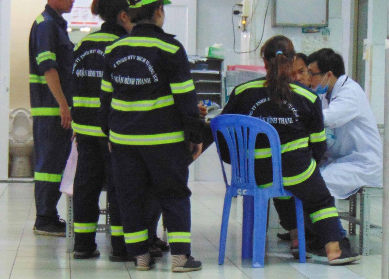 Đồng nghiệp con gái bệnh nhân luôn có mặt để chia sẻ nỗi buồn. Ảnh: TRẦN NGỌC