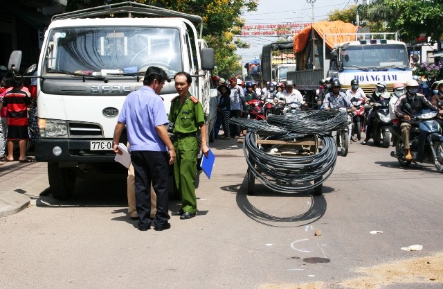 Thương tâm: Người phụ nữ chết thảm vì tài xế mở cửa xe không quan sát - ảnh 1