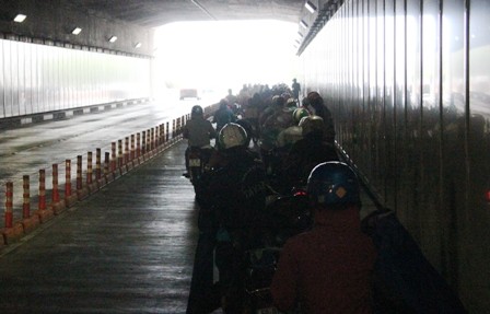 Phát hiện phía bên ngoài đường Mai Chí Thọ trời đổ mưa lớn...