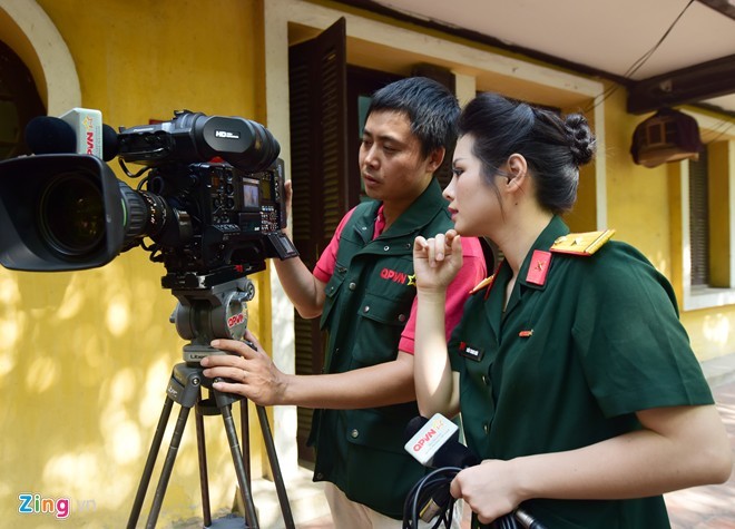 MC xinh đẹp trong màu áo lính