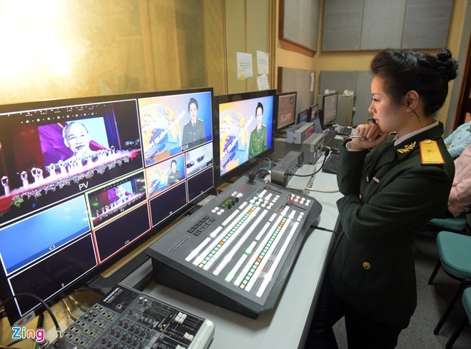 MC xinh đẹp trong màu áo lính