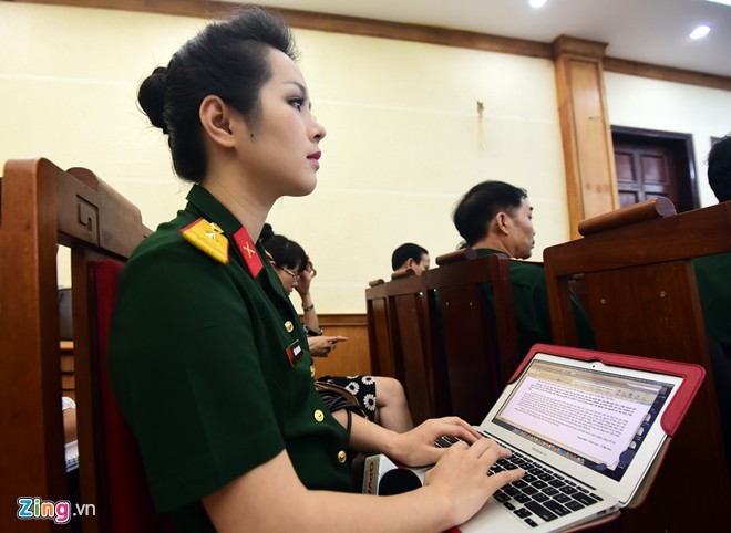 MC xinh đẹp trong màu áo lính