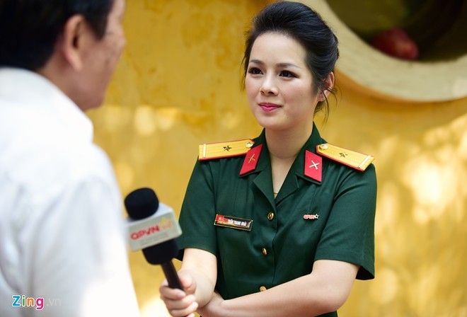 MC xinh đẹp trong màu áo lính