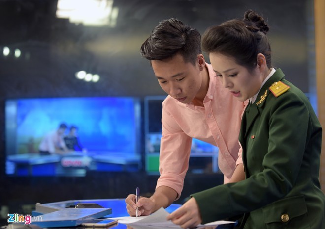 MC xinh đẹp trong màu áo lính