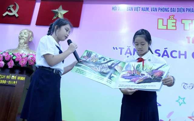 TP.HCM: Hàng vạn bản sách tặng học sinh nghèo ngoại thành - ảnh 2