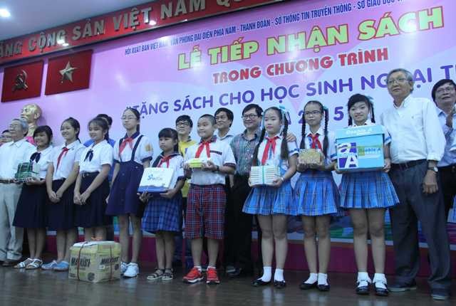 TP.HCM: Hàng vạn bản sách tặng học sinh nghèo ngoại thành - ảnh 3