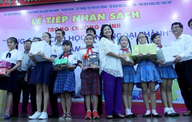 TP.HCM: Hàng vạn bản sách tặng học sinh nghèo ngoại thành - ảnh 1