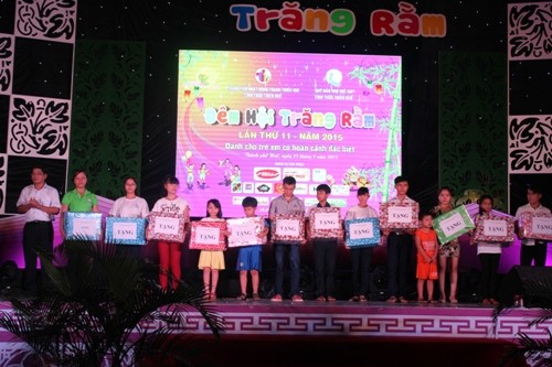 Trung thu đến với 1.000 em nhỏ mồ côi, khó khăn ở Thừa Thiên - Huế - ảnh 2