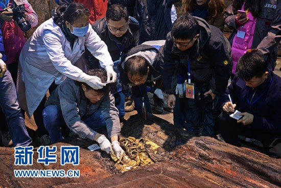 Phát hiện hàng trăm 'bánh vàng' trong mộ cổ hoàng đế bị truất ngôi - ảnh 3