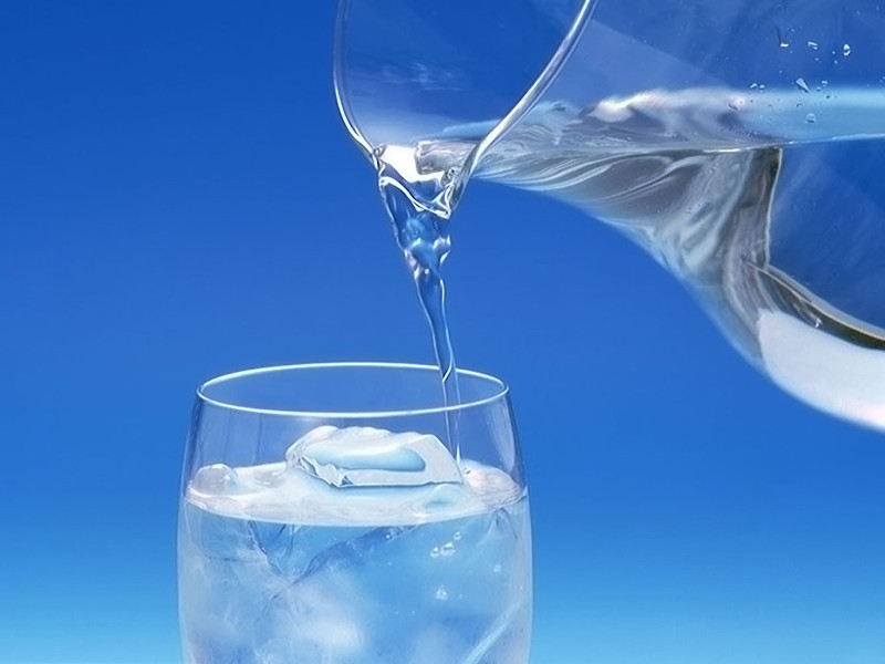 Khi uống rượu, chúng ta nên uống thêm nước để tránh mất nước. Ảnh: Internet