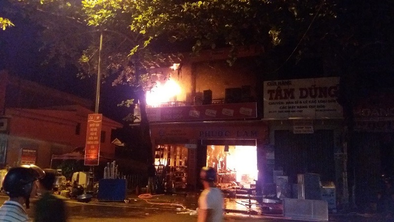 Cửa hàng điện máy cháy dữ dội trong đêm - ảnh 1