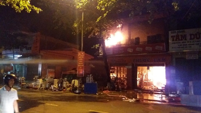 Cửa hàng điện máy cháy dữ dội trong đêm - ảnh 2