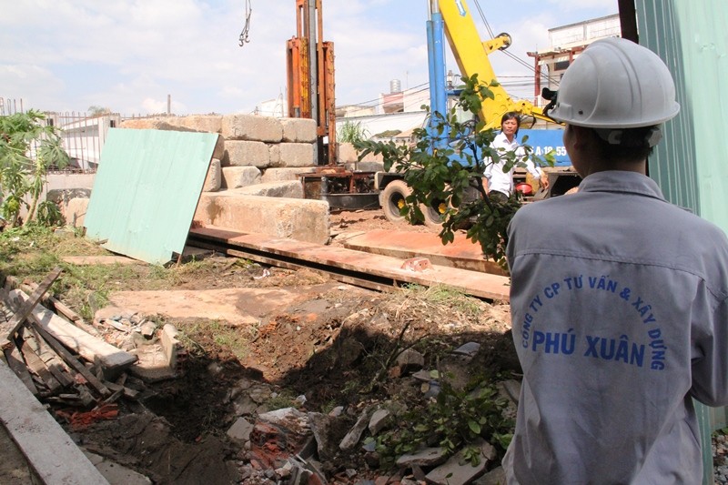 Khối bê tông chục tấn nghiêng đổ, đè nát 4 xe máy - ảnh 3
