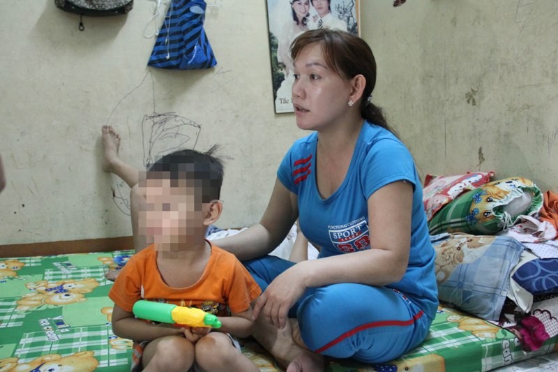 Công an truy tìm hai nam thanh niên giật con trong tay mẹ giữa phố - ảnh 2