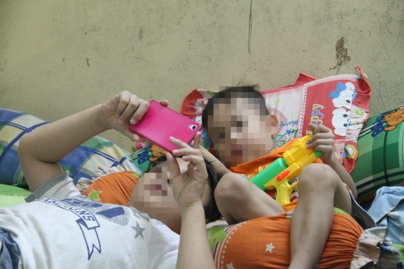 Công an truy tìm hai nam thanh niên giật con trong tay mẹ giữa phố - ảnh 3
