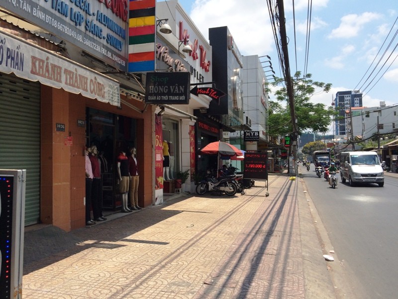 Công an truy tìm hai nam thanh niên giật con trong tay mẹ giữa phố - ảnh 1