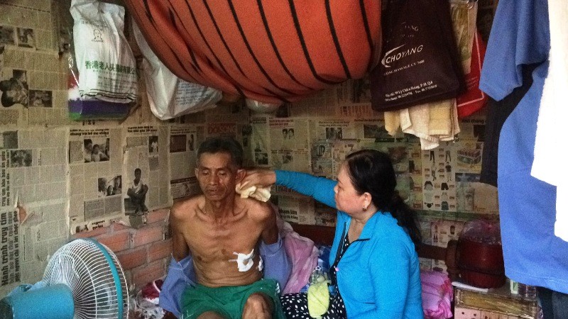 Gia cảnh khó khăn của người xe ôm bị cướp đâm trọng thương - ảnh 3