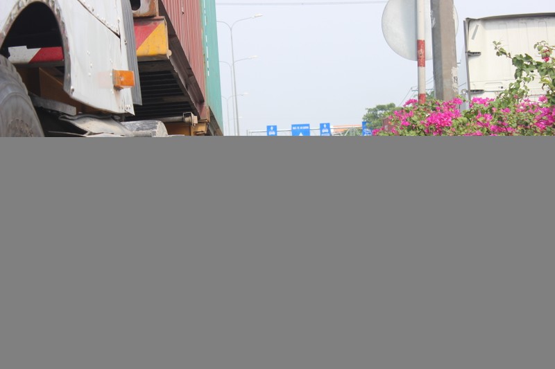 Va chạm với xe container, hai anh em họ tử vong - ảnh 1