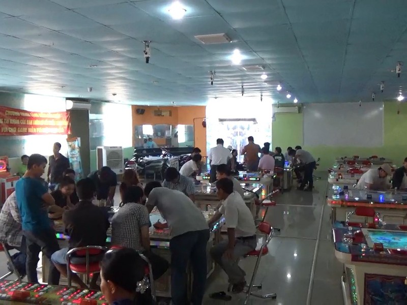 Cảnh sát ập vào khu vui chơi giải trí bida game phát hiện nhiều người đang sát phạt bằng hình thức đánh bạc. Ảnh CA.