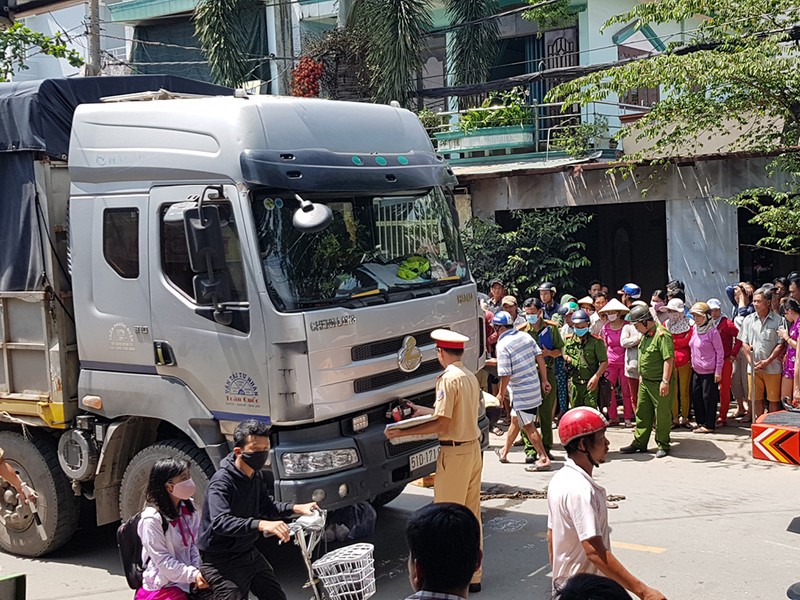 Thương tâm: Cụ bà đi bán ve chai bị xe tải cán tử vong - ảnh 1