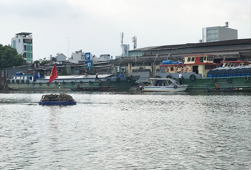 Ghe chở 94 tấn vôi chìm trên kênh Tẻ, nước sôi sùng sục