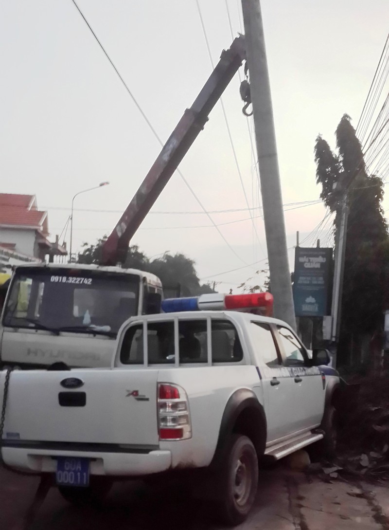 Truy bắt hai đối tượng trộm chó, xe CSGT đâm vào cột điện - ảnh 1