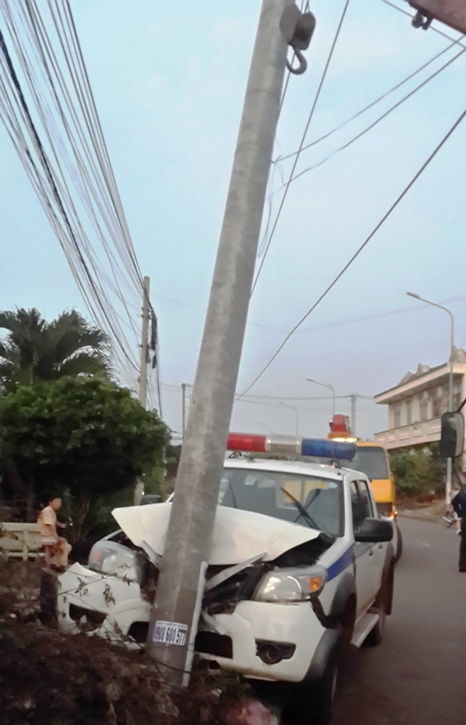 Truy bắt hai đối tượng trộm chó, xe CSGT đâm vào cột điện - ảnh 2