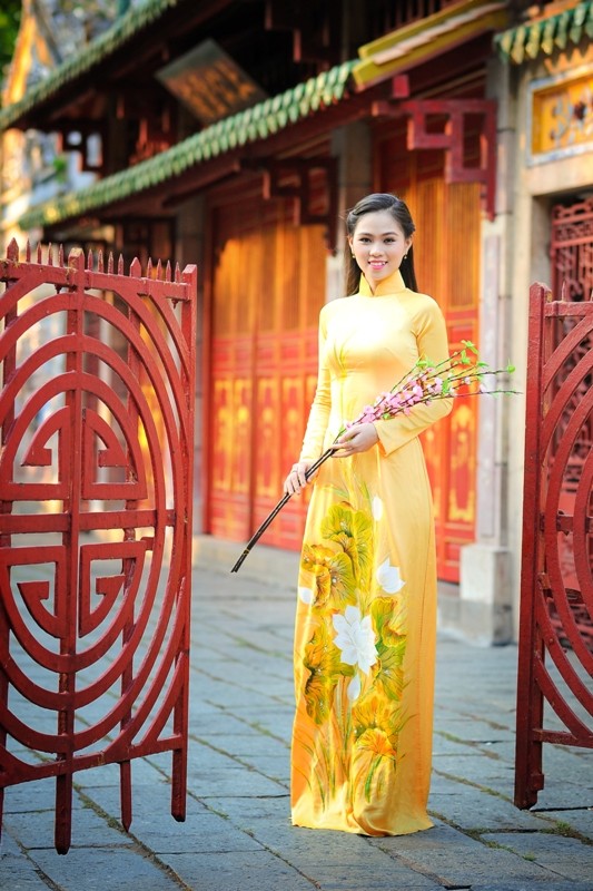 Hoa khôi Phương Thảo dùng bữa với người lạ - ảnh 10