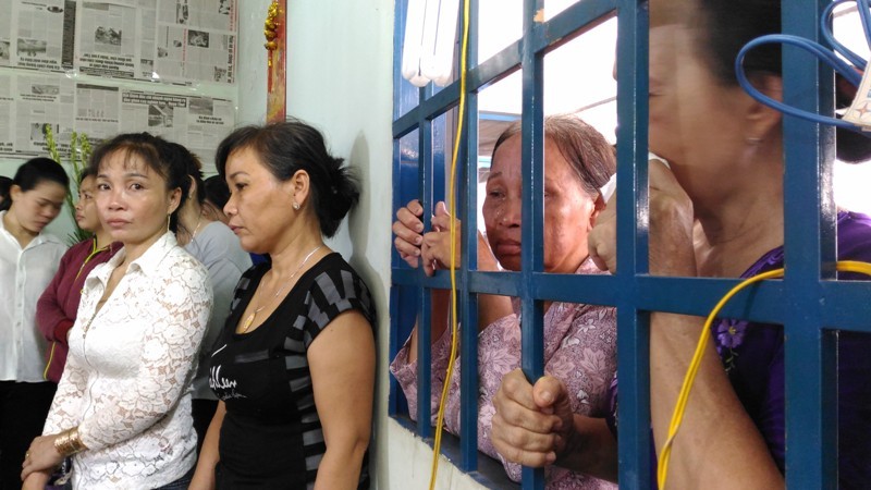Nước mắt rơi trong tang lễ người lính cứu hỏa hi sinh - ảnh 1