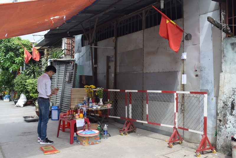 Nhiều người hay tin tới thắp nhang rồi lặng lẽ ra về. Ảnh: NGUYỄN TRÀ