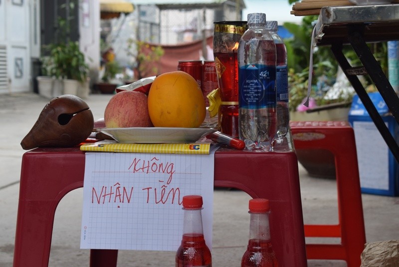 Bàn thờ lập tạm để hàng xóm, bạn bè tới viếng.