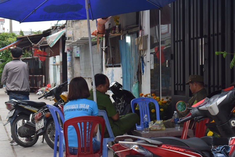 Luôn có lực lượng công an, bảo vệ dân phố túc trực. Ảnh: NGUYỄN TRÀ