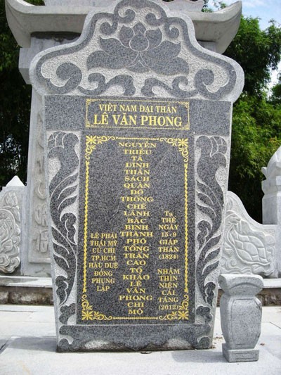 Bia Đại thần Lê Văn Phong ghi: “Nguyễn triều Tả dinh Thần sách quân Đô thống chế, Lãnh binh Bắc thành phó Tổng trấn Cao Tổ khảo Lê Văn Phong chi mộ” Bia Đại thần Lê Văn Phong ghi: “Nguyễn triều Tả dinh Thần sách quân Đô thống chế, Lãnh binh Bắc thành phó Tổng trấn Cao Tổ khảo Lê Văn Phong chi mộ”