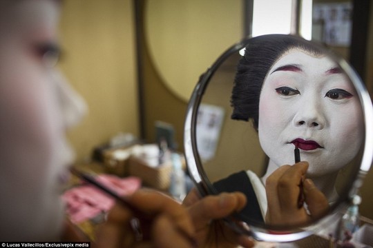 Hé lộ cuộc sống của những Geisha hiện đại qua ảnh