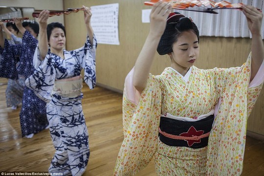 Các Geisha trong buổi huấn luyên Các Geisha trong buổi huấn luyên