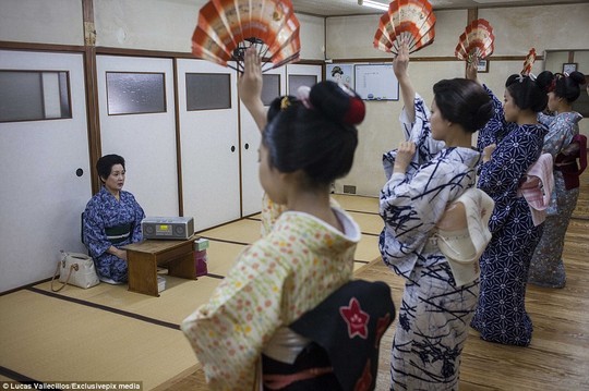 Hé lộ cuộc sống của những Geisha hiện đại qua ảnh